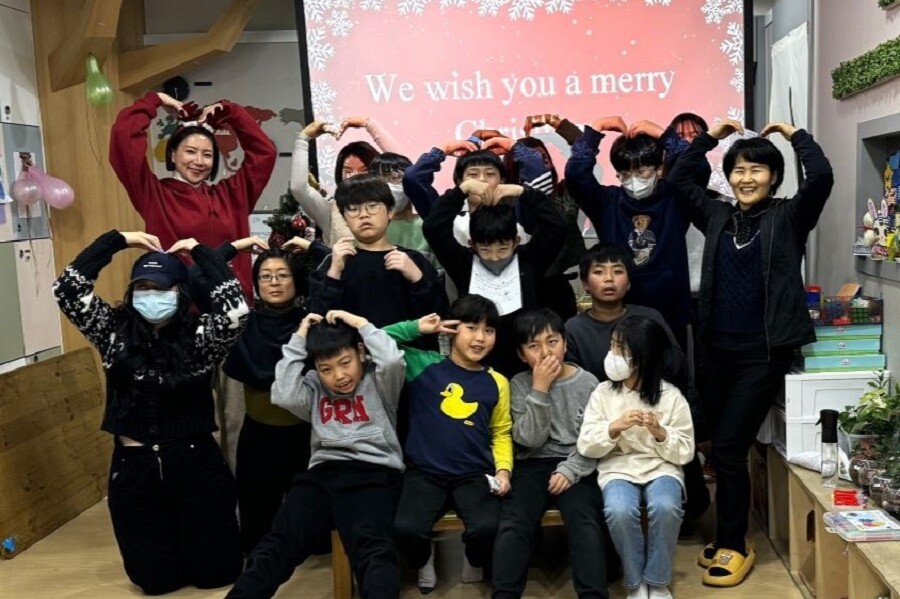 Freiwilligenprojekt suedkorea childcare unterricht schulklasse gruppenfoto